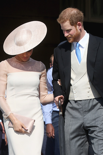 Глаз не отвести: Меган Маркл и принц Гарри впервые вышли в свет после свадьбы. Фото
