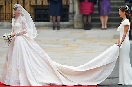 Королевские невесты: фанаты сравнивают свадебные платья Кейт Миддлтон и Меган Маркл. Фото