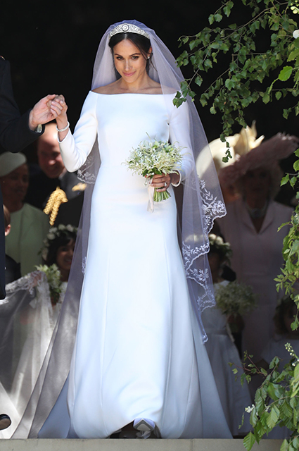 Королевские невесты: фанаты сравнивают свадебные платья Кейт Миддлтон и Меган Маркл. Фото