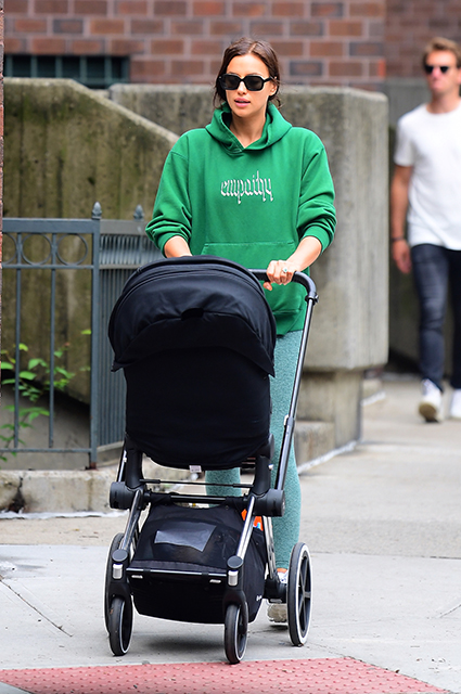 Ирина Шейк без макияжа была замечена на прогулке с годовалой дочерью Леей. Фото
