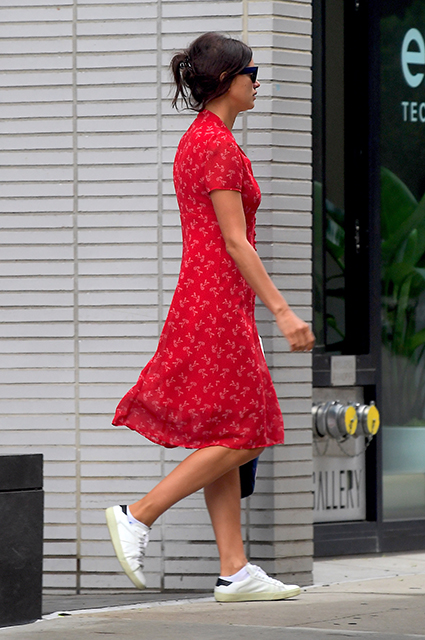 Ирина Шейк в красном платье и без макияжа появилась на улице Нью-Йорка. Фото