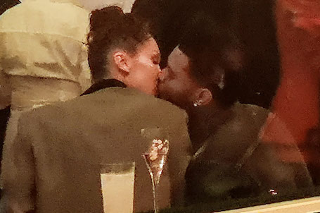 Белла Хадид и The Weeknd страстно целовались на ночной вечеринке в Каннах. Фото