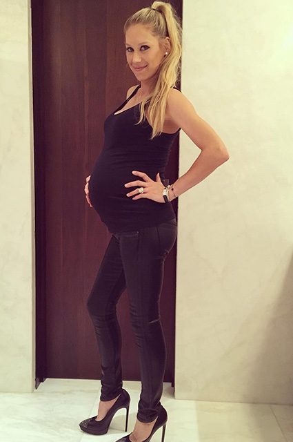 Анна Курникова показала, как она выглядела во время беременности двойней. Фото