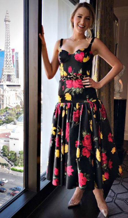 Цветочный принт и задорный горох: Блейк Лавли выбрала два платья для уикенда. Фото