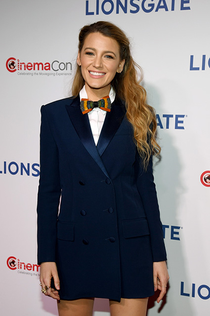 CinemaCon-2018: Блейк Лайвли в платье-блейзере и галстуке-бабочке покорила стилем. Фото