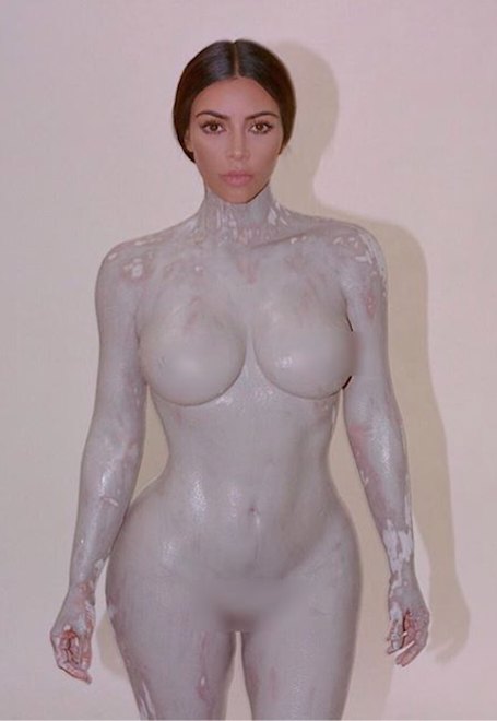 Разделась и обмазалась глиной: Ким Кардашьян превратила свое тело во флакон духов! Фото