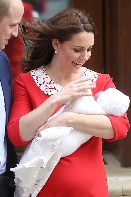 Кейт Миддлтон вышла на публику с сыном на руках через семь часов после родов! Фото