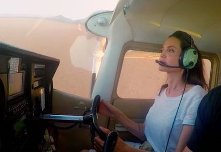 Анджелина Джоли выглядит невероятно сексуально за штурвалом самолета! Фото