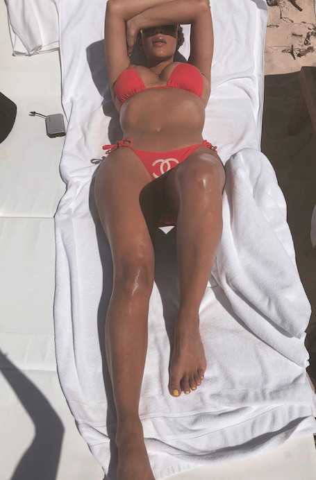 Ким Кардашьян в красном бикини Chanel затмила всех на лучшем пляже в мире. Фото