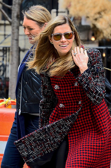 Джессика Бил в пальто с самым модным принтом сезона прогулялась по Нью-Йорку. Фото