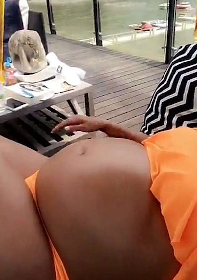 Беременная Ева Лонгория в оранжевом бикини похвасталась растущим животом. Фото