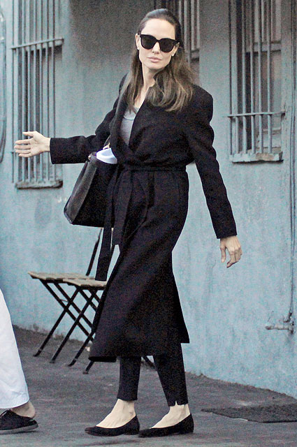 Анджелина Джоли в удобном пальто вышла в свет после слухов о новом романе. Фото