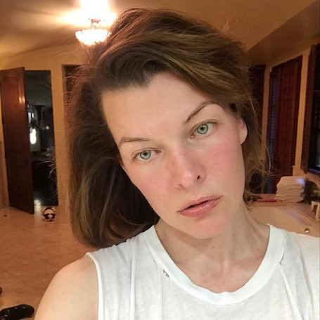 Без макияжа и ретуши: 42-летняя Мила Йовович поражает невероятной красотой. Фото