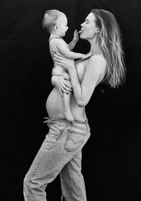 Бехати Принслу показала фигуру в бикини через две недели после родов. Фото
