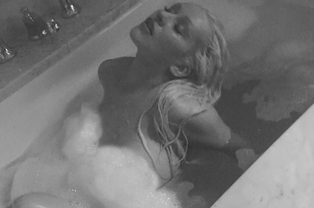 Кристина Агилера обескураживает на редкость откровенными снимками в ванной. Фото