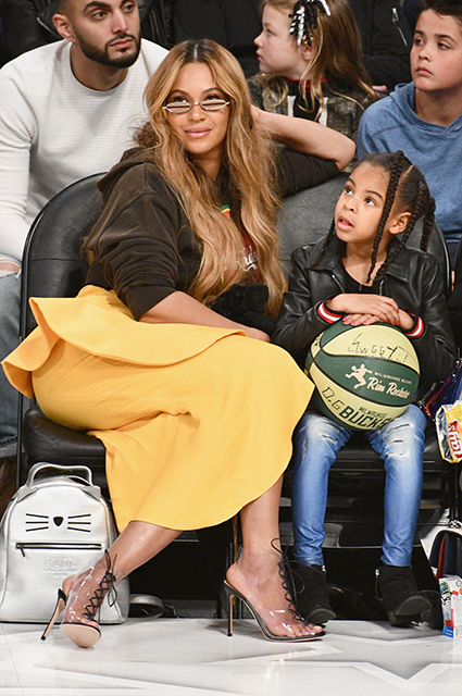 Бейонсе и дочь Блу Айви приковали к себе все внимание на матче NBA All-Star. Фото
