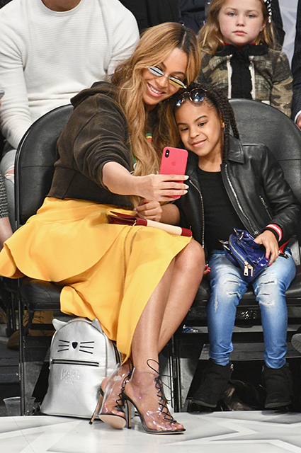 Бейонсе и дочь Блу Айви приковали к себе все внимание на матче NBA All-Star. Фото