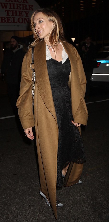 Зимний шик: Сара Джессика Паркер в кружевном платье и классическом пальто. Фото