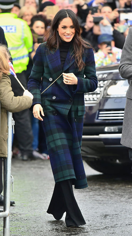 Меган Маркл в пальто Burberry отметила Масленицу вместе с принцем Гарри. Фото