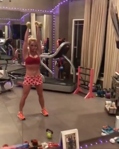 Бритни Спирс в дерзком топе и микро-шортах соблазняет позами на тренировке! Фото