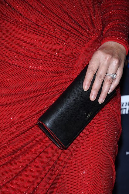 Моника Беллуччи в сверкающем красном платье украсила собой премию Lumieres. Фото