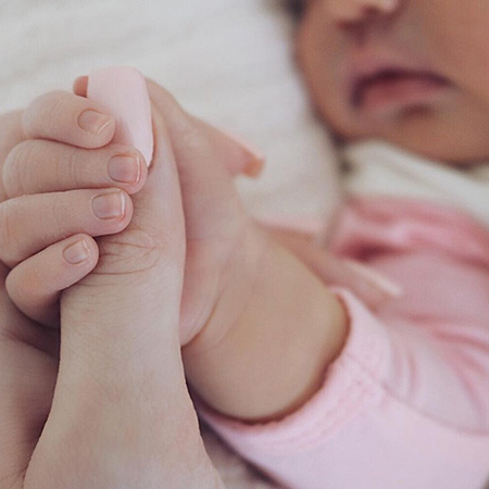 Кайли Дженнер раскрыла имя новорожденной дочери и показала ее фанатам. Фото