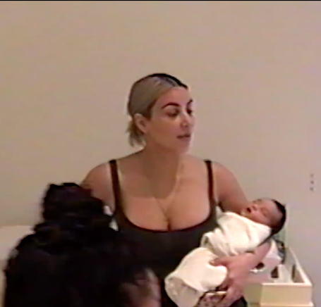 Ким Кардашьян впервые показала лицо новорожденной дочери Чикаго. Фото