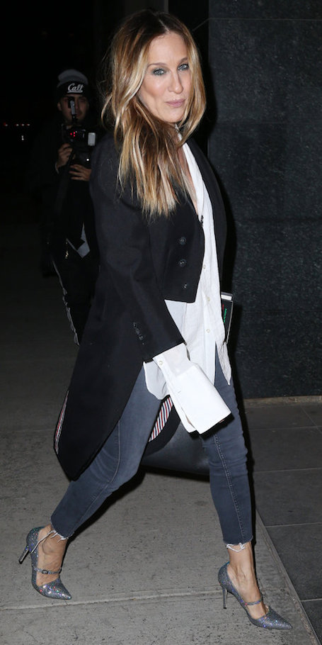 Сара Джессика Паркер во фраке с фалдами и белой рубашке прошлась по Нью-Йорку. Фото