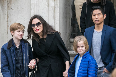 Идеальная леди: Анджелина Джоли сразила элегантностью на экскурсии в Лувр. Фото