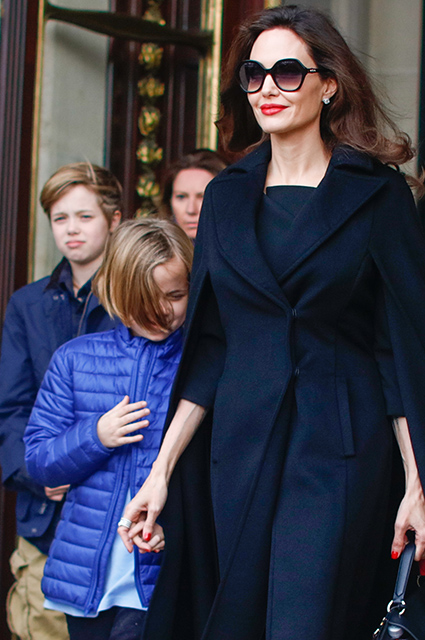 Идеальная леди: Анджелина Джоли сразила элегантностью на экскурсии в Лувр. Фото