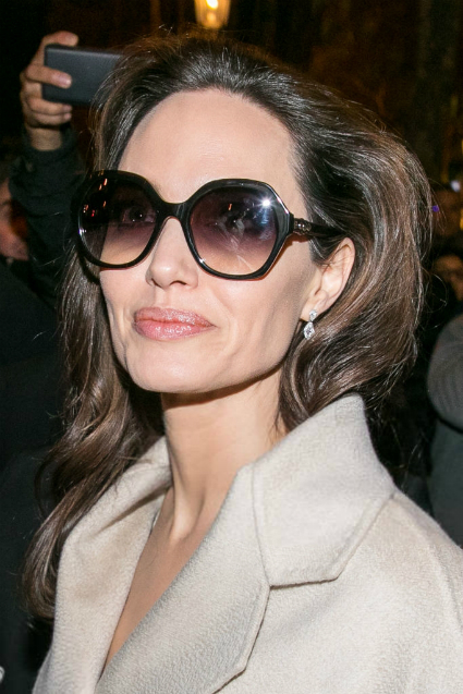 Анджелина Джоли в бежевом пальто и на шпильках очаровала весь Париж. Фото