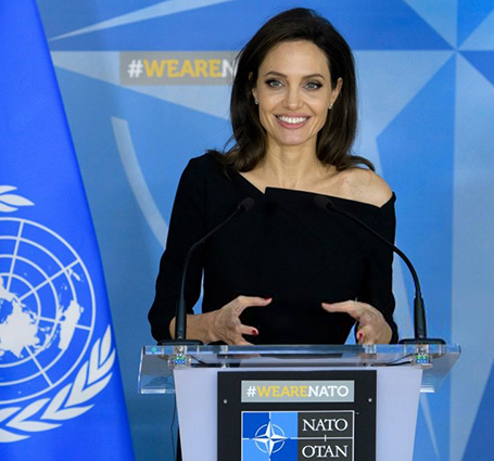 Анджелина Джоли выбрала игривое платье для визита в штаб-квартиру НАТО. Фото
