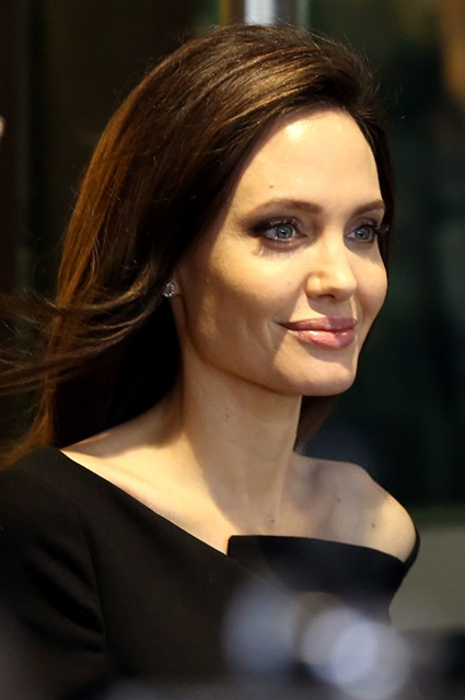 Анджелина Джоли выбрала игривое платье для визита в штаб-квартиру НАТО. Фото