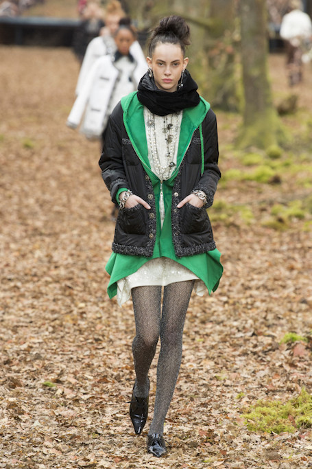 Неделя моды в Париже: осенний лес и магия на шоу Chanel. Фото