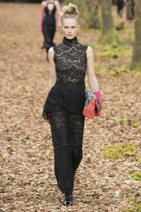 Неделя моды в Париже: осенний лес и магия на шоу Chanel. Фото