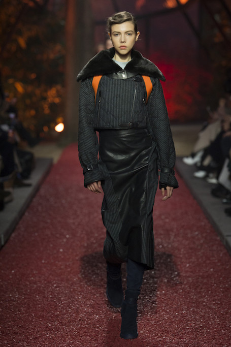 Неделя моды в Париже: показ Hermes в багровых тонах. Фото