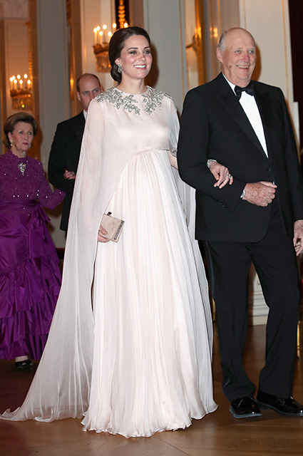 Кейт Миддлтон надела поистине королевское платье Alexander McQueen для раута в Осло