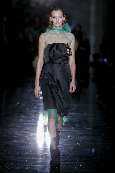 Неделя моды в Милане: неон и тьма в коллекции Prada. Фото