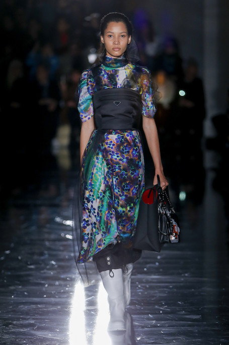 Неделя моды в Милане: неон и тьма в коллекции Prada. Фото