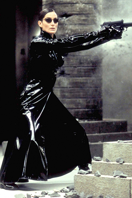 Леди-вамп: Белла Хадид повторила дерзкий образ Тринити из Матрицы. Фото