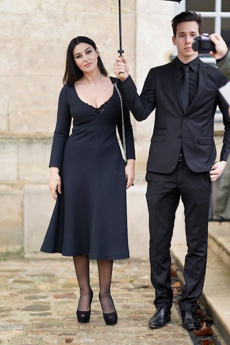 Моника Беллуччи в маленьком черном платье похвасталась формами на показе Dior. Фото