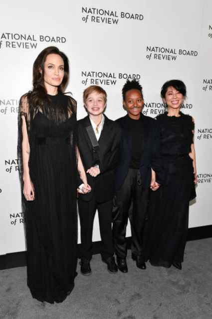 Анджелина Джоли в платье Valentino и с детьми стала хитом на NBR Awards. Фото