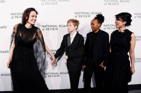 Анджелина Джоли в платье Valentino и с детьми стала хитом на NBR Awards. Фото