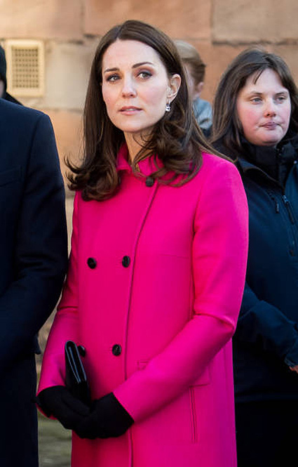 Беременная Кейт Миддлтон в пальто Mulberry цвета фуксии ошеломила всех. Фото