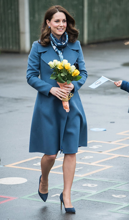 Королевский голубой: Кейт Миддлтон в модном наряде покоряет с первого взгляда. Фото