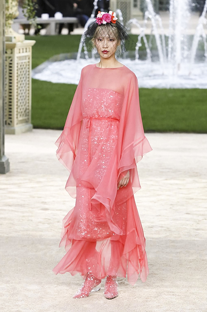Неделя высокой моды в Париже: Кайя Гербер в образе невесты на шоу Chanel. Фото