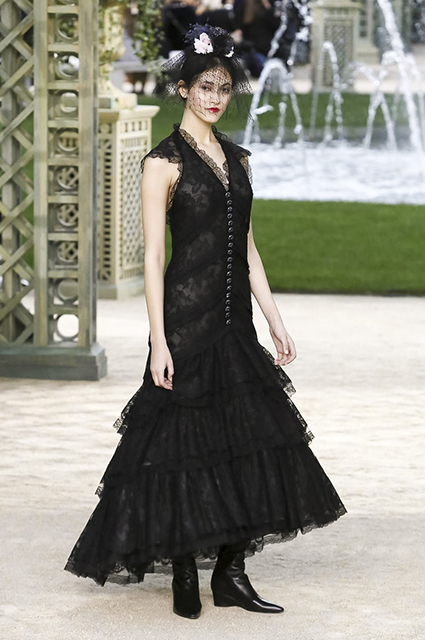 Неделя высокой моды в Париже: Кайя Гербер в образе невесты на шоу Chanel. Фото