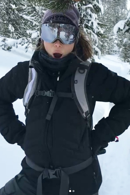 Джессика Бил подчеркнула растущий живот лыжным костюмом: звезда беременна? Фото