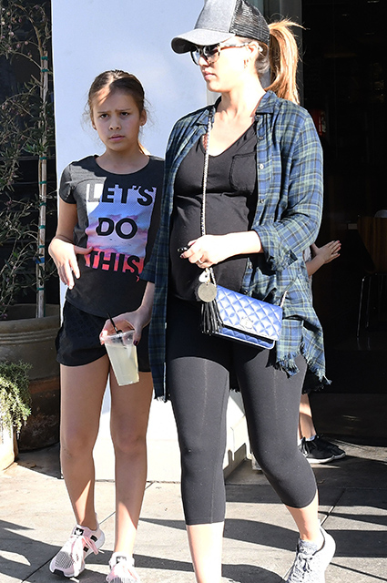 Беременная Джессика Альба с дочерьми прогулялась по Лос-Анджелесу. Фото