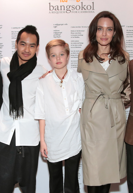 Анджелина Джоли в кожаном плаще посетила шоу в Бруклинской академии музыки. Фото